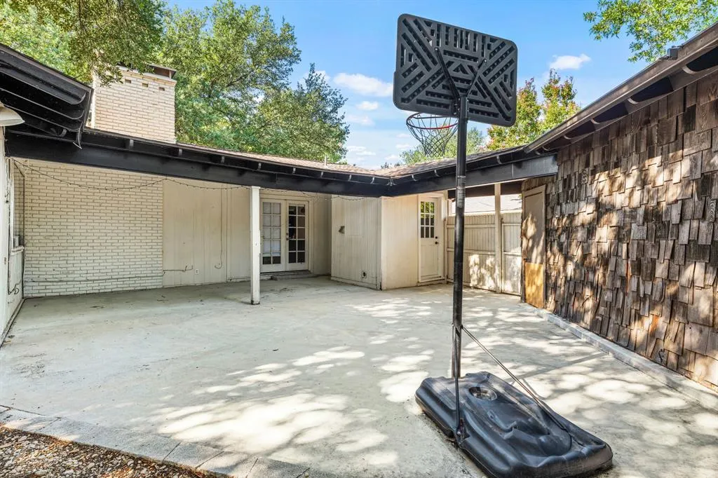 3527 Vinecrest Drive