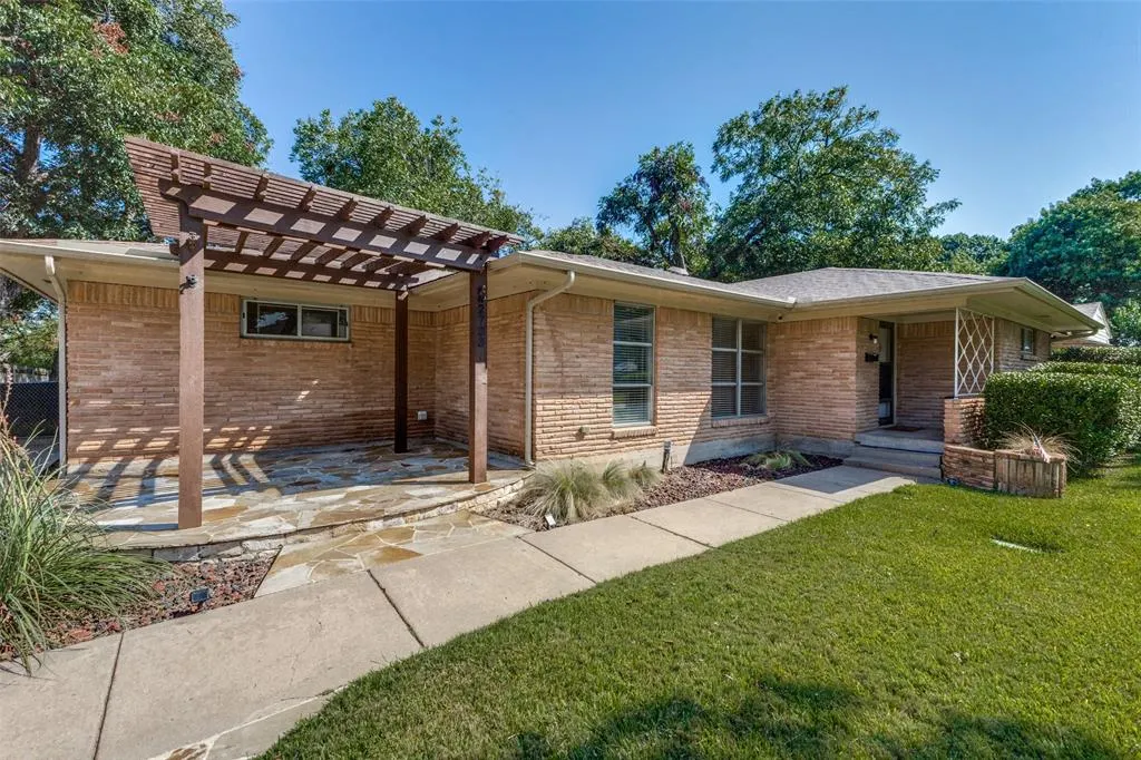 2733 Whitewood Drive