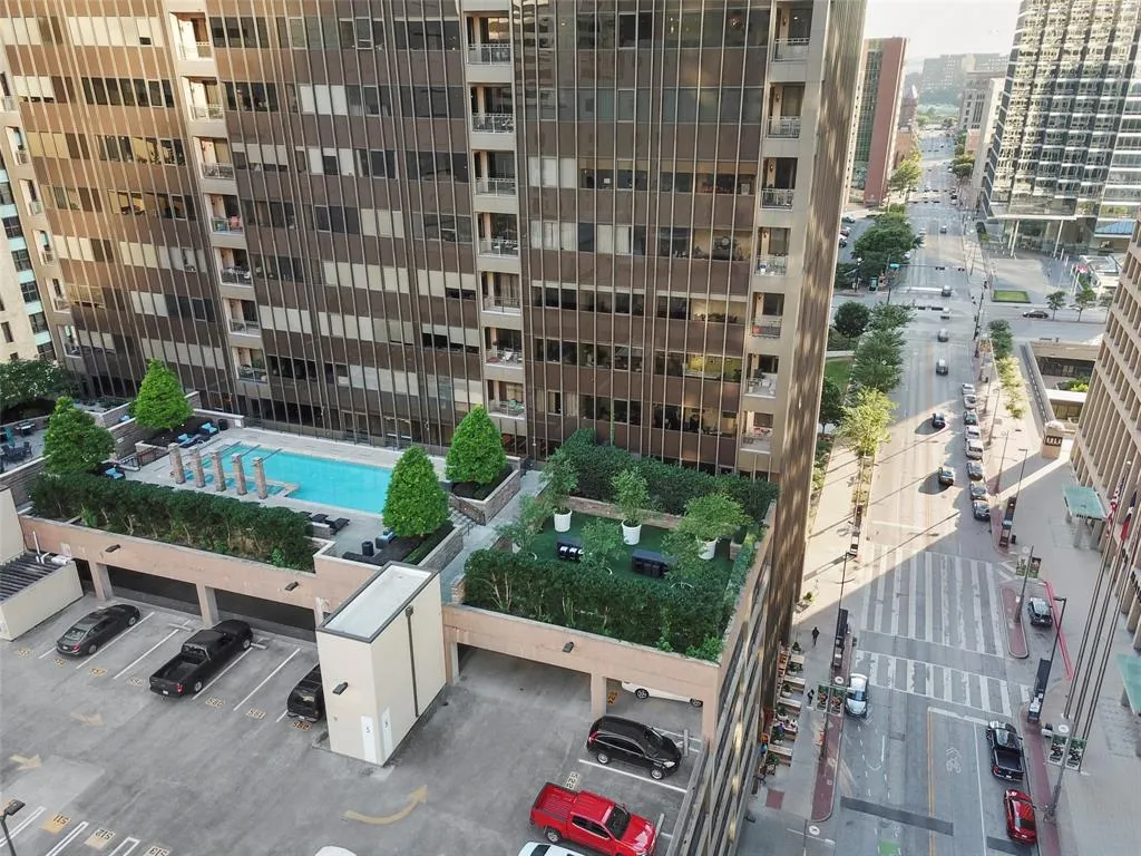 1200 Main Street, #812