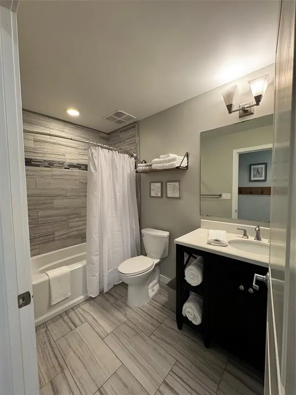 1200 Main Street, #812