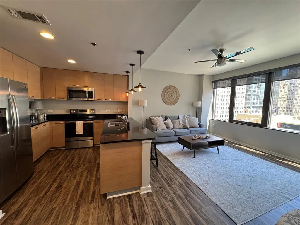1200 Main Street, #812