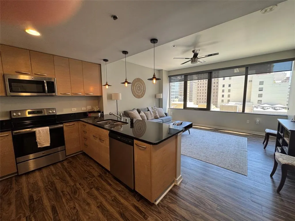 1200 Main Street, #812
