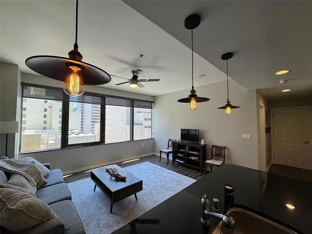 1200 Main Street, #812
