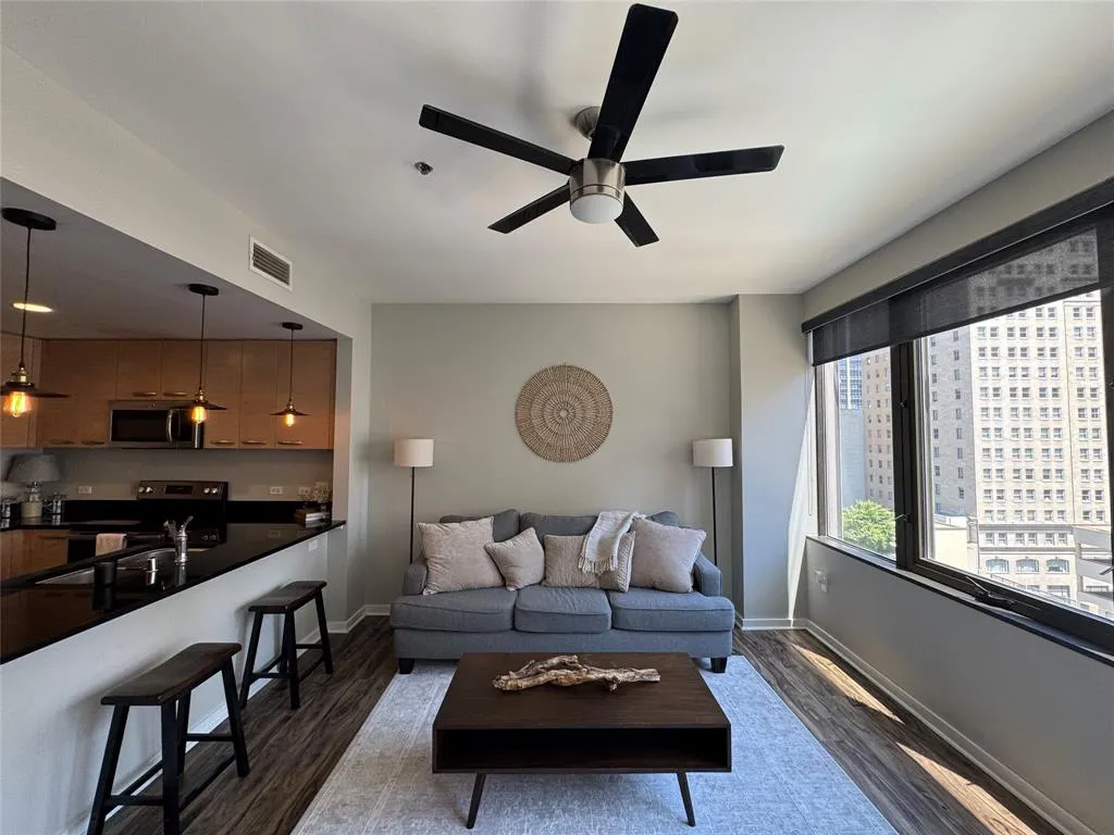 1200 Main Street, #812