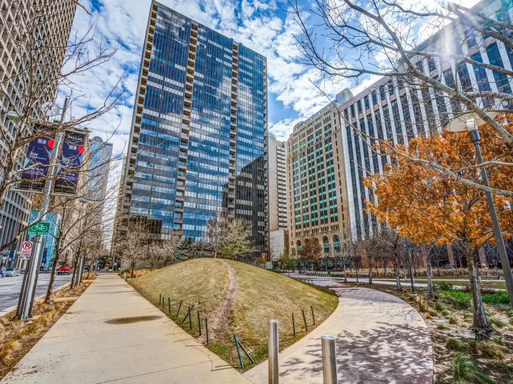 1200 Main Street, #812