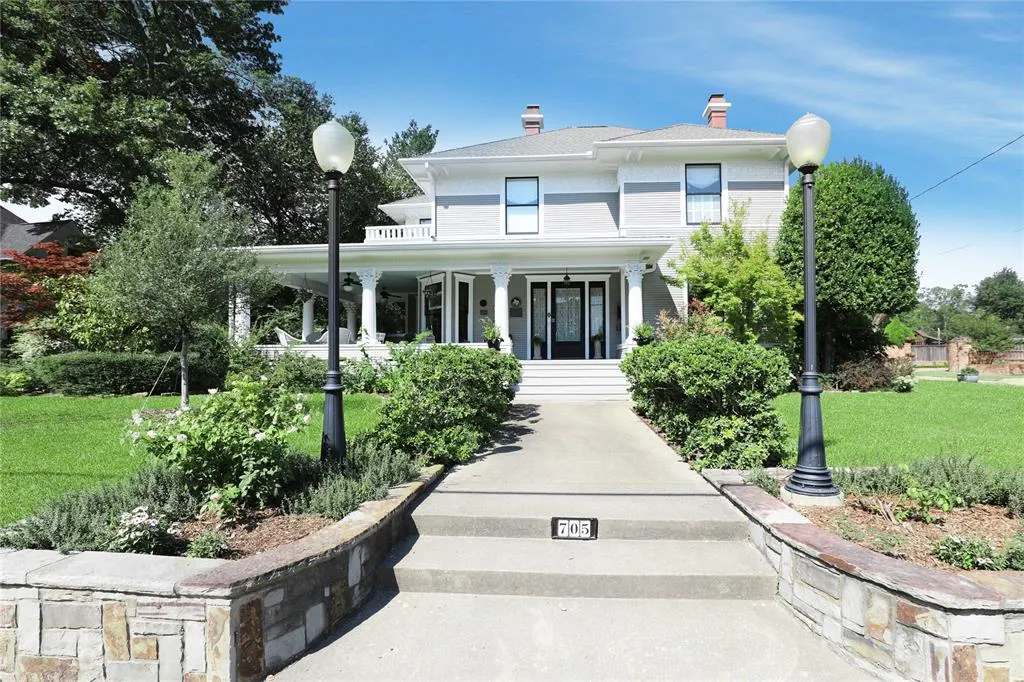 705 N College Street