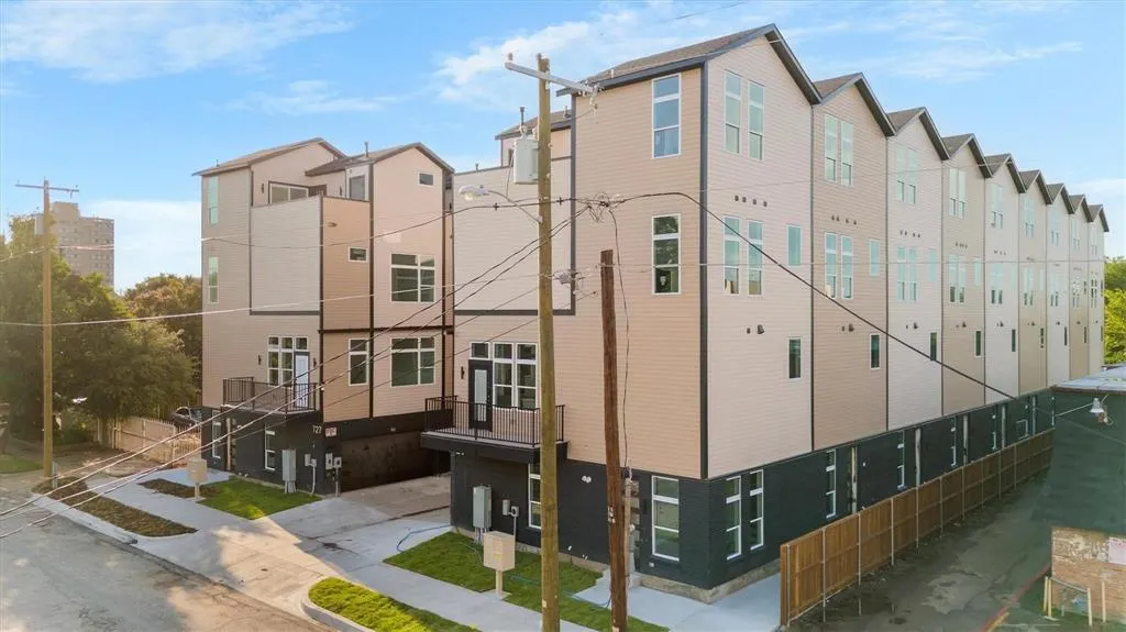 723 W 10th Street, #102