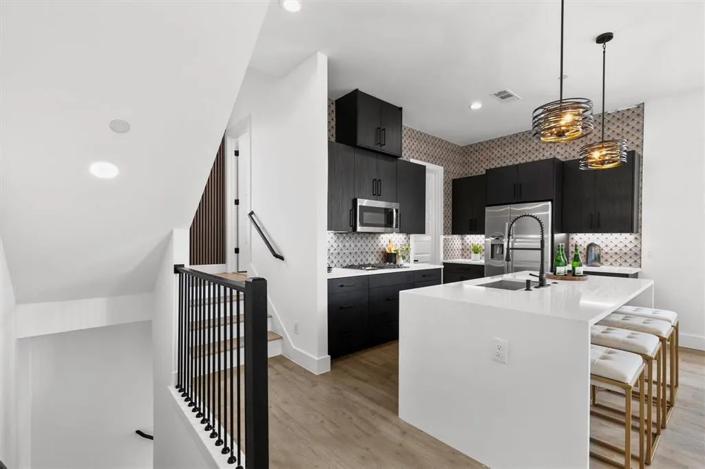 723 W 10th Street, #102