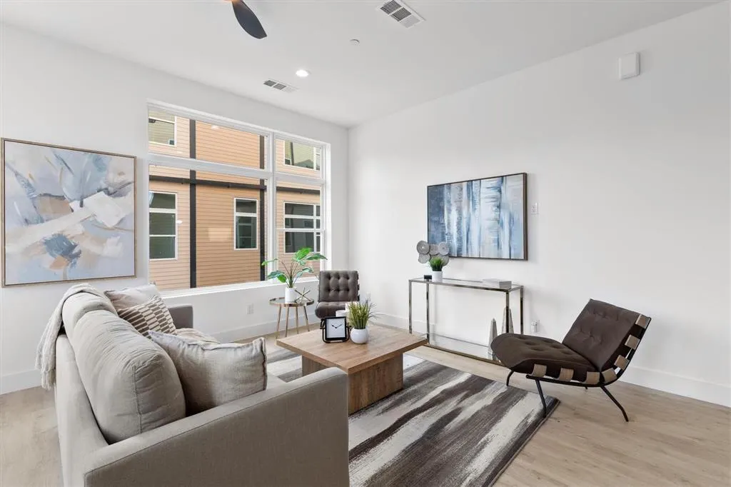 723 W 10th Street, #102