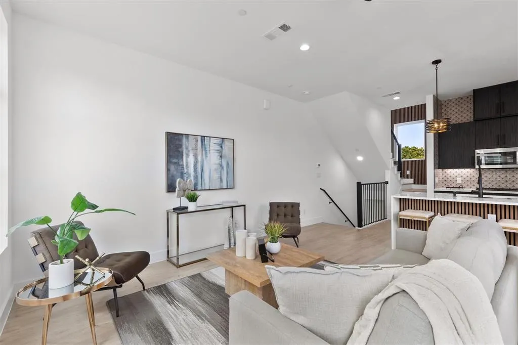 723 W 10th Street, #102