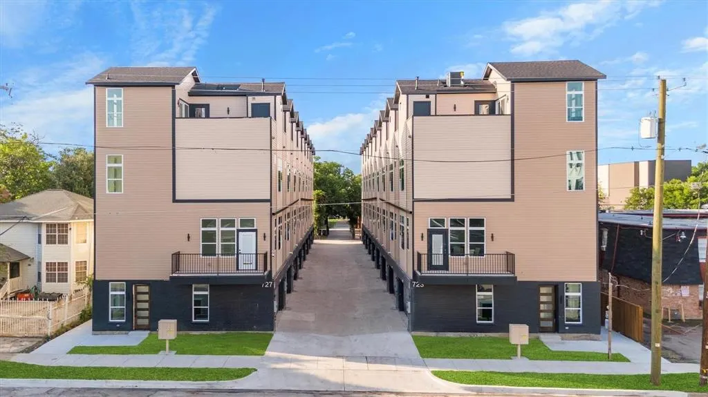 723 W 10th Street, #102