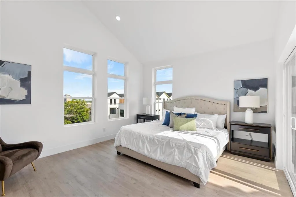 723 W 10th Street, #102