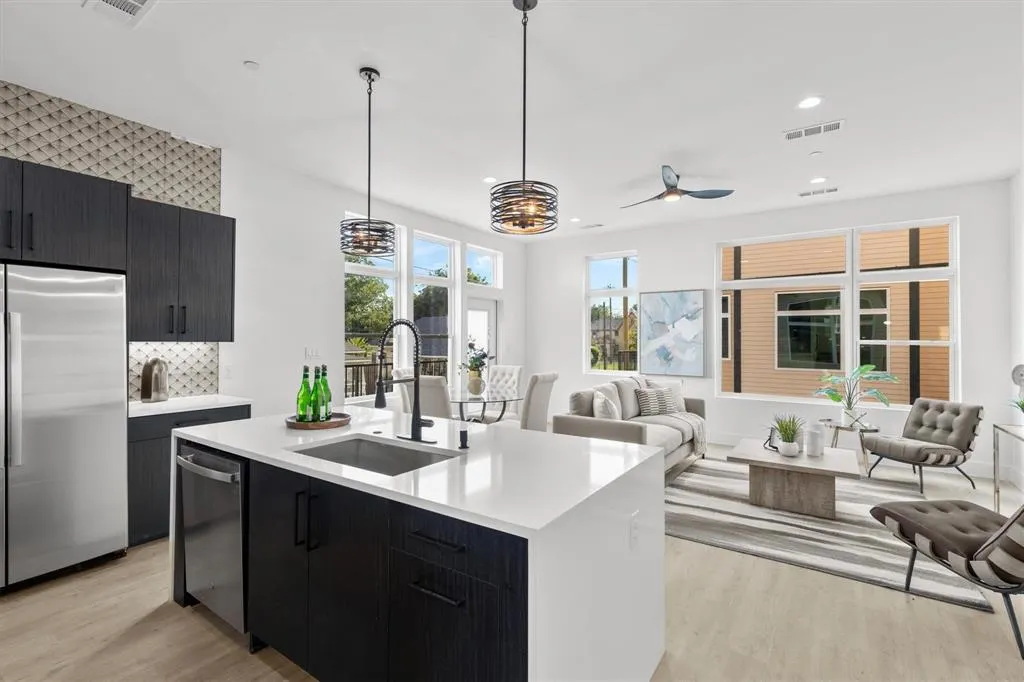723 W 10th Street, #102