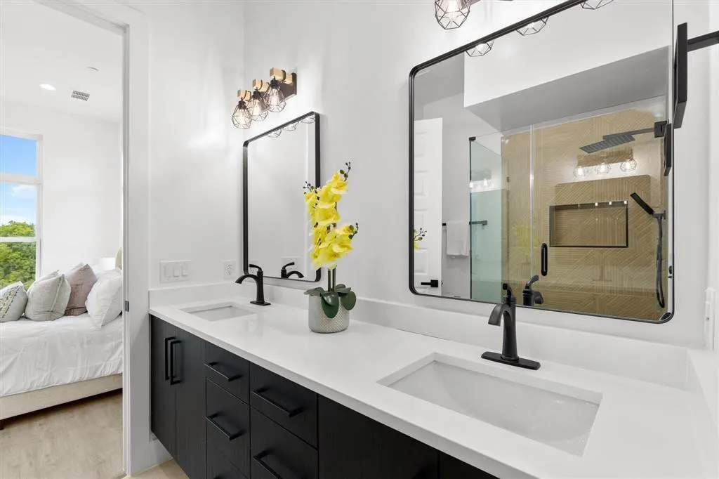 723 W 10th Street, #102