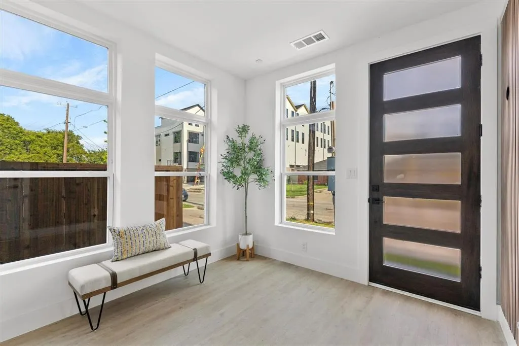 723 W 10th Street, #102