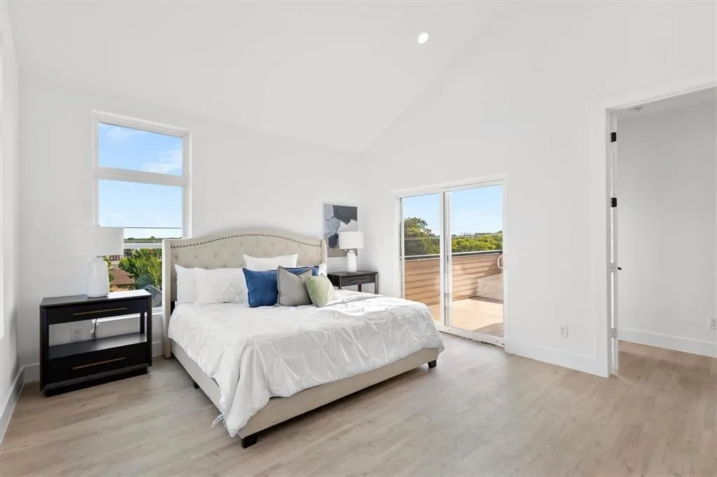 723 W 10th Street, #102