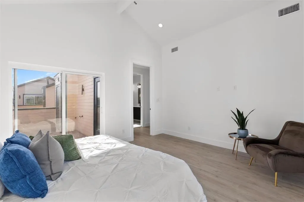 723 W 10th Street, #102