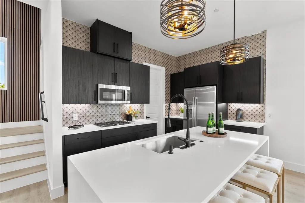 723 W 10th Street, #102