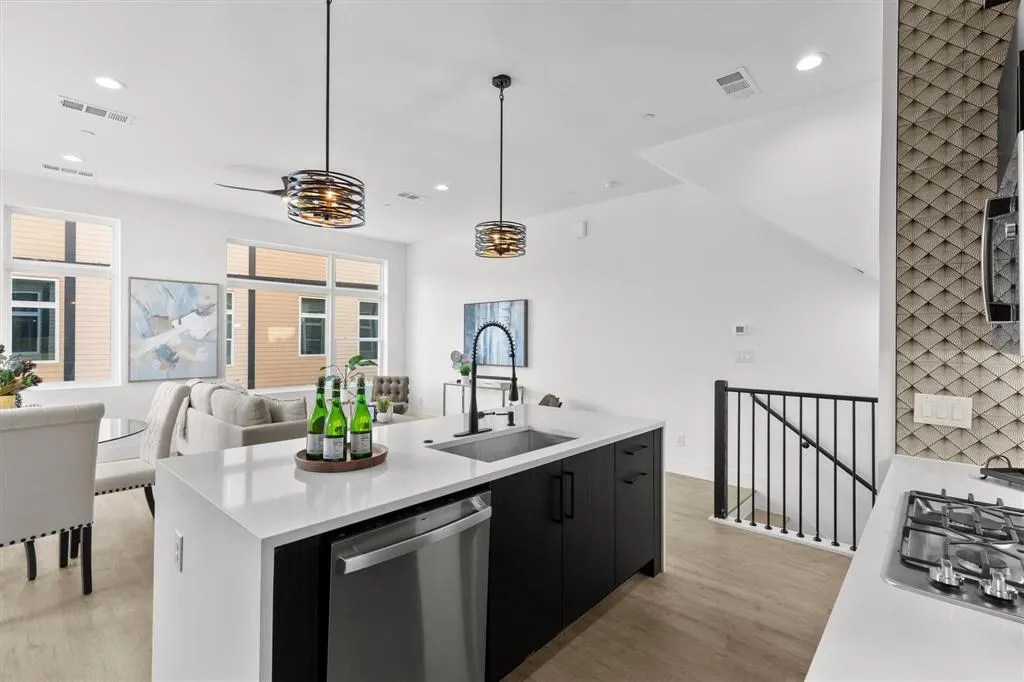 723 W 10th Street, #102