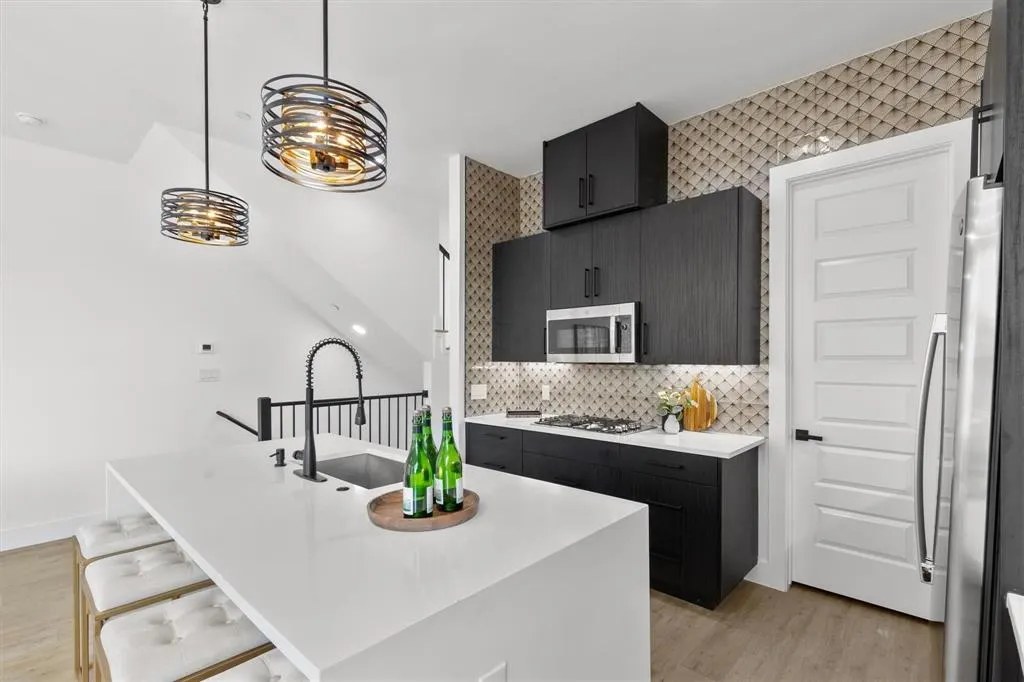 723 W 10th Street, #102
