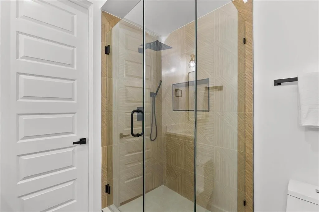 723 W 10th Street, #102