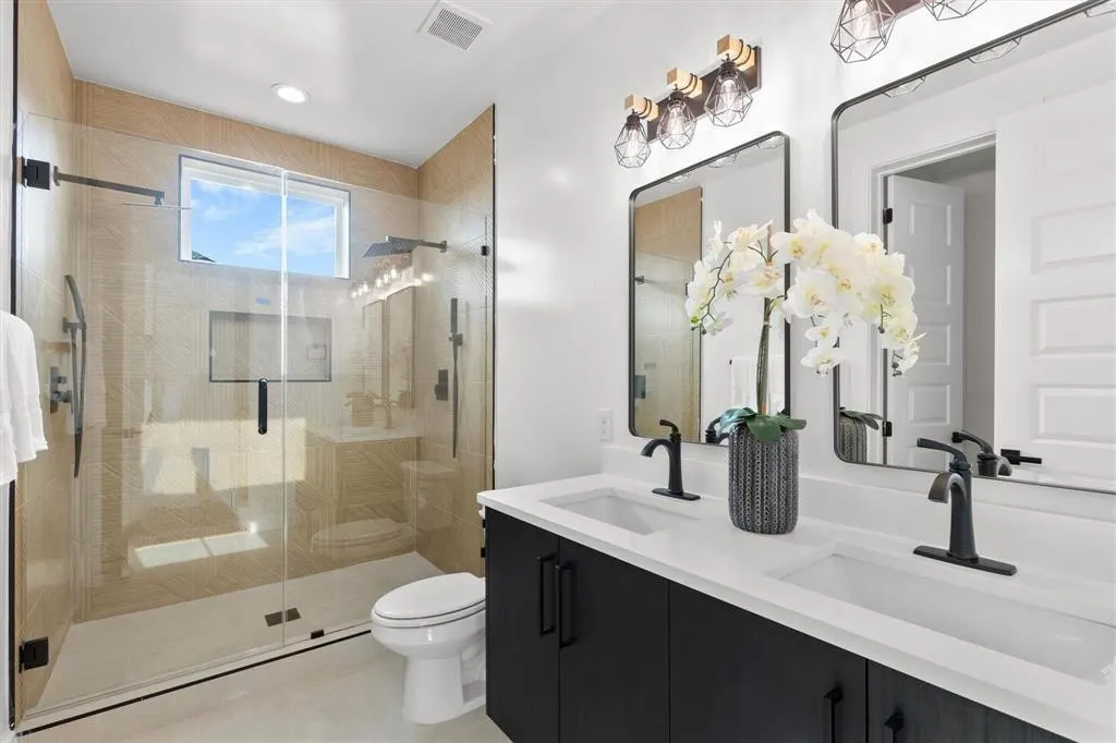 723 W 10th Street, #102