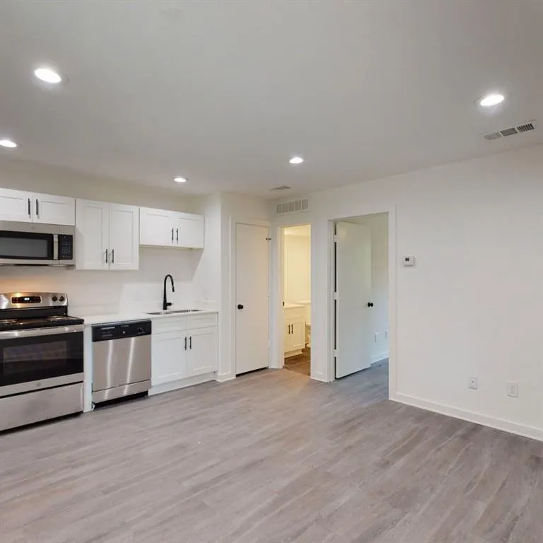 321 E 8th Street, #A4