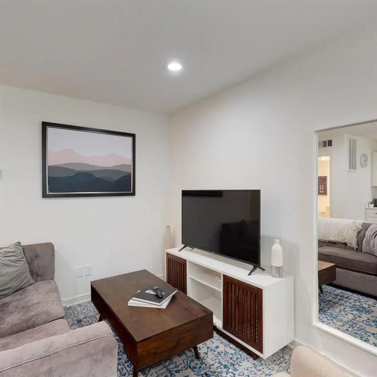 321 E 8th Street, #A4