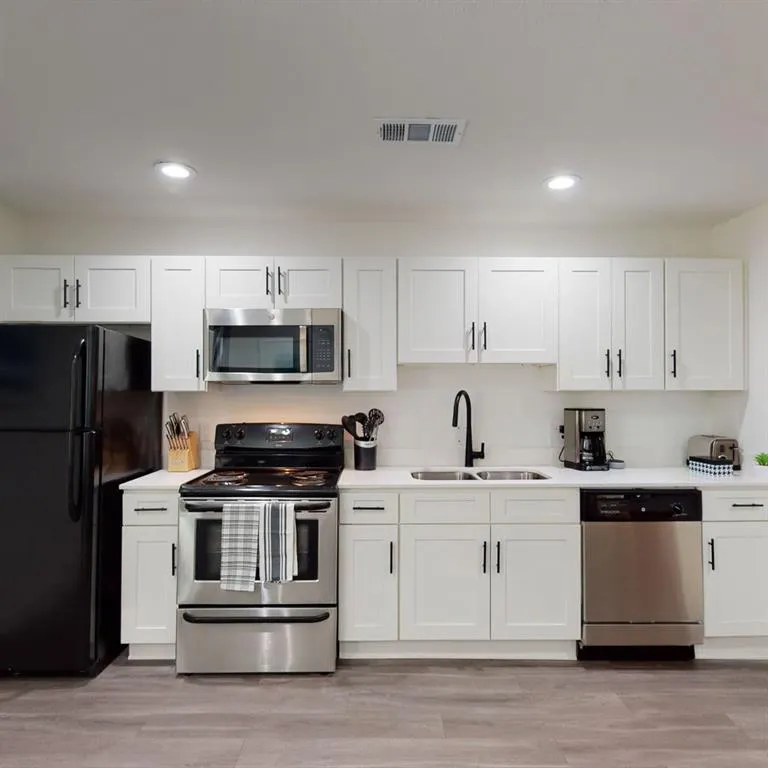 321 E 8th Street, #A4