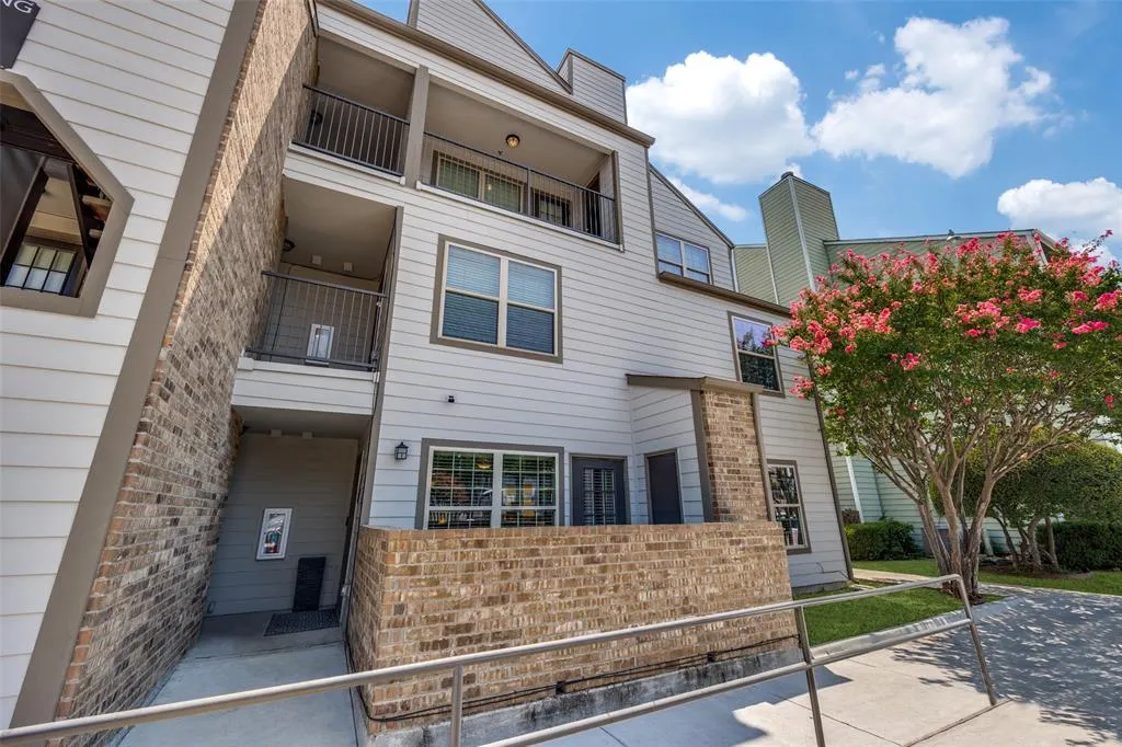 6108 Abrams Road, #205