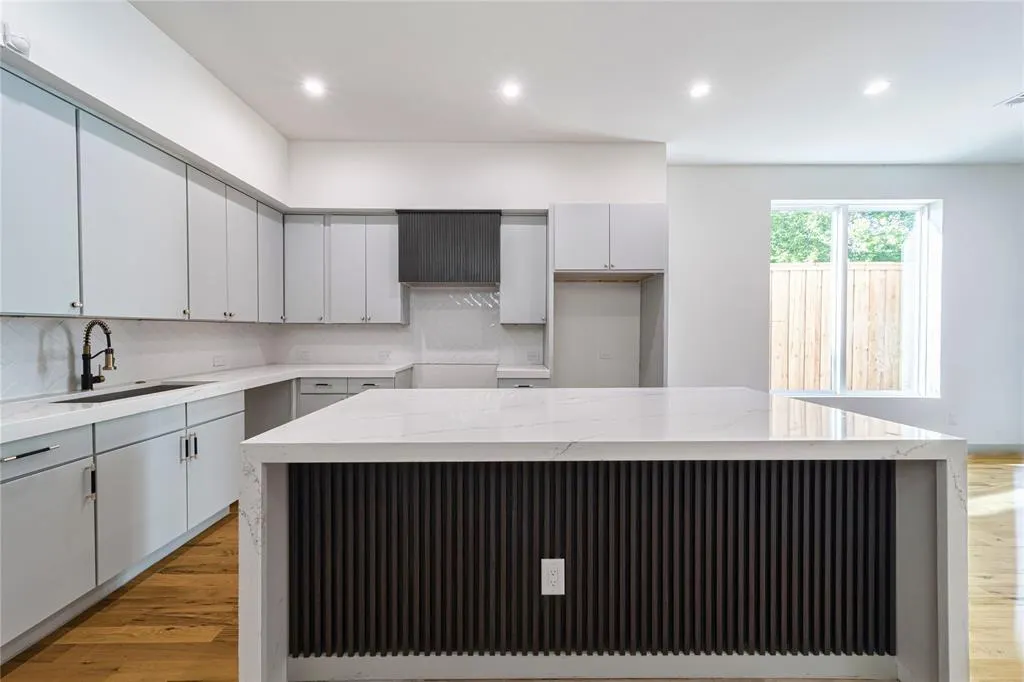 906 S Ewing Avenue