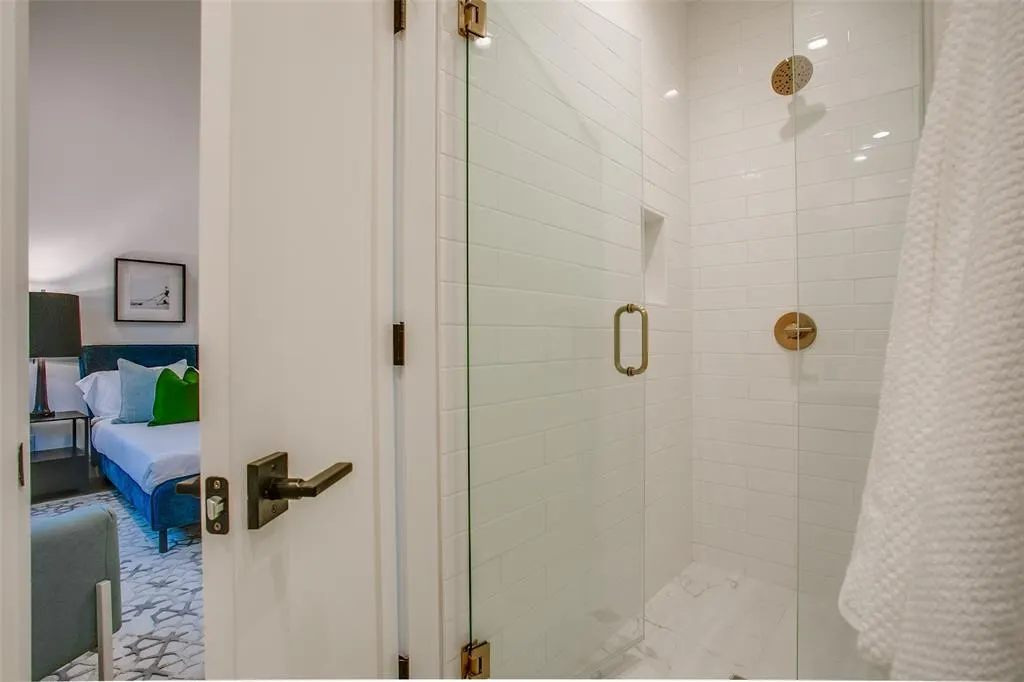 7207 Gaston Avenue, #905