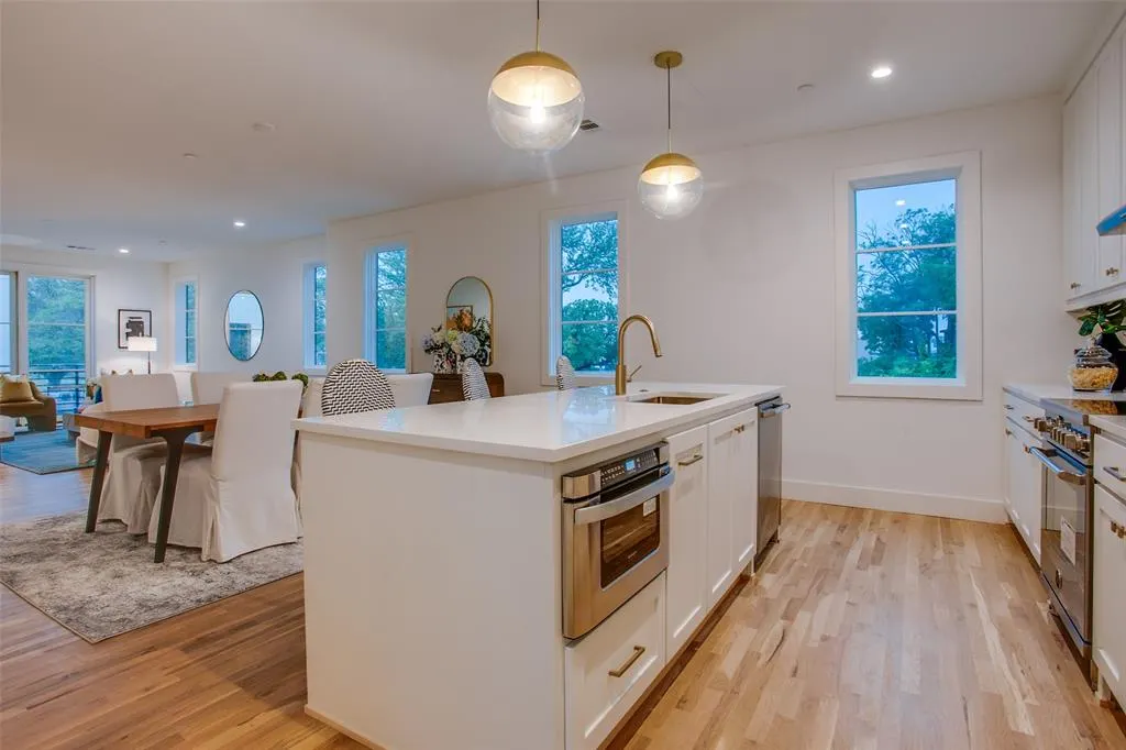 7207 Gaston Avenue, #905