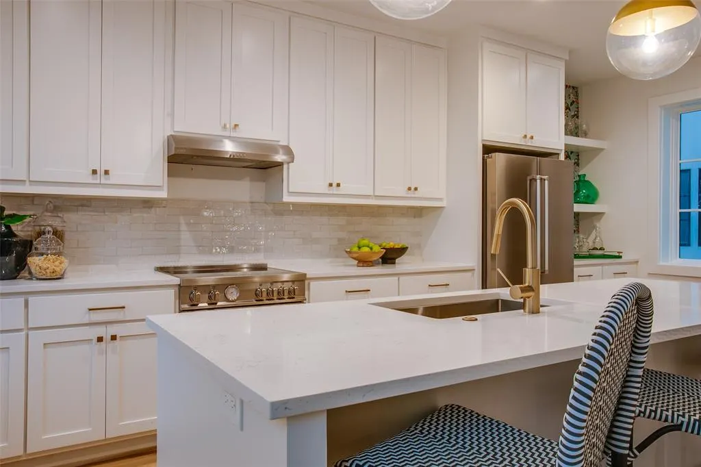 7207 Gaston Avenue, #905