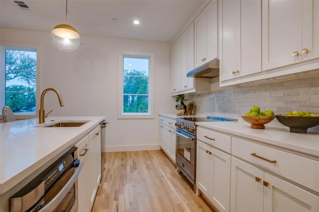 7207 Gaston Avenue, #905