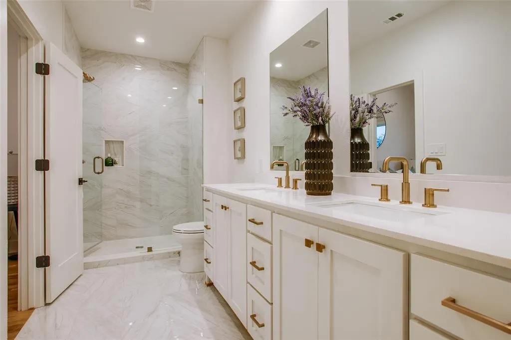 7207 Gaston Avenue, #905