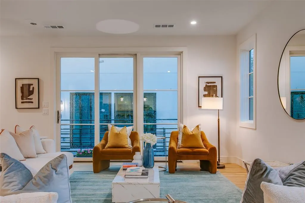 7207 Gaston Avenue, #905