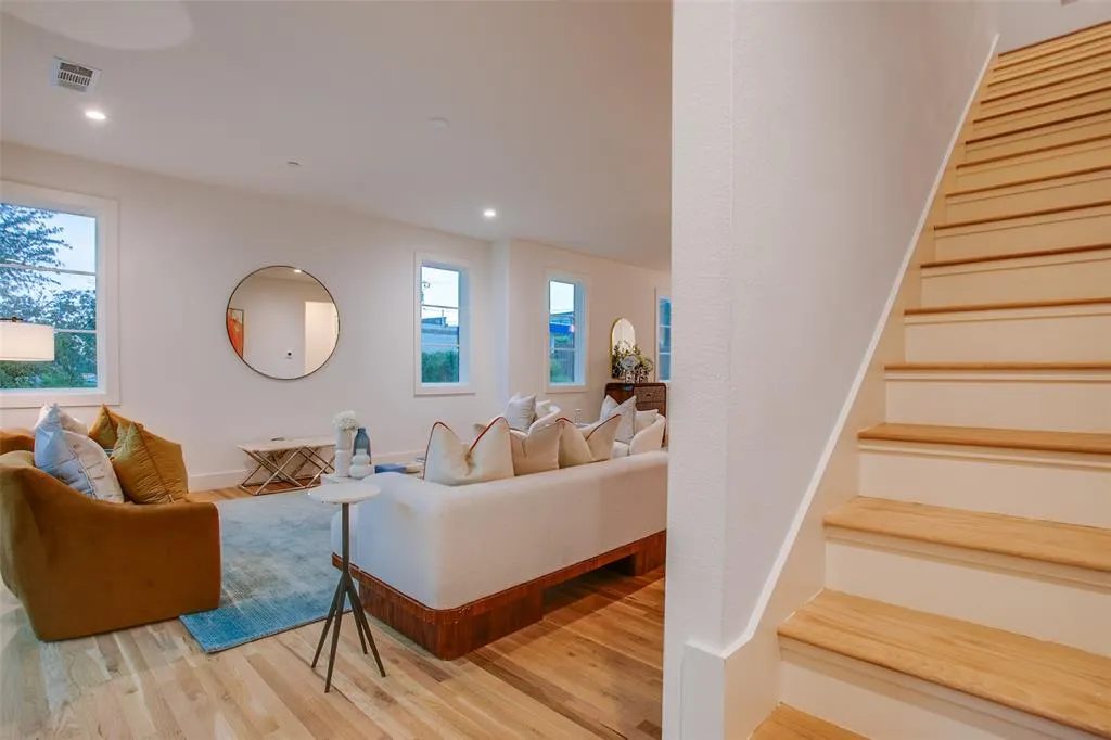 7207 Gaston Avenue, #905