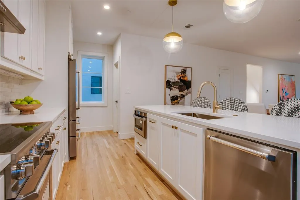7207 Gaston Avenue, #905