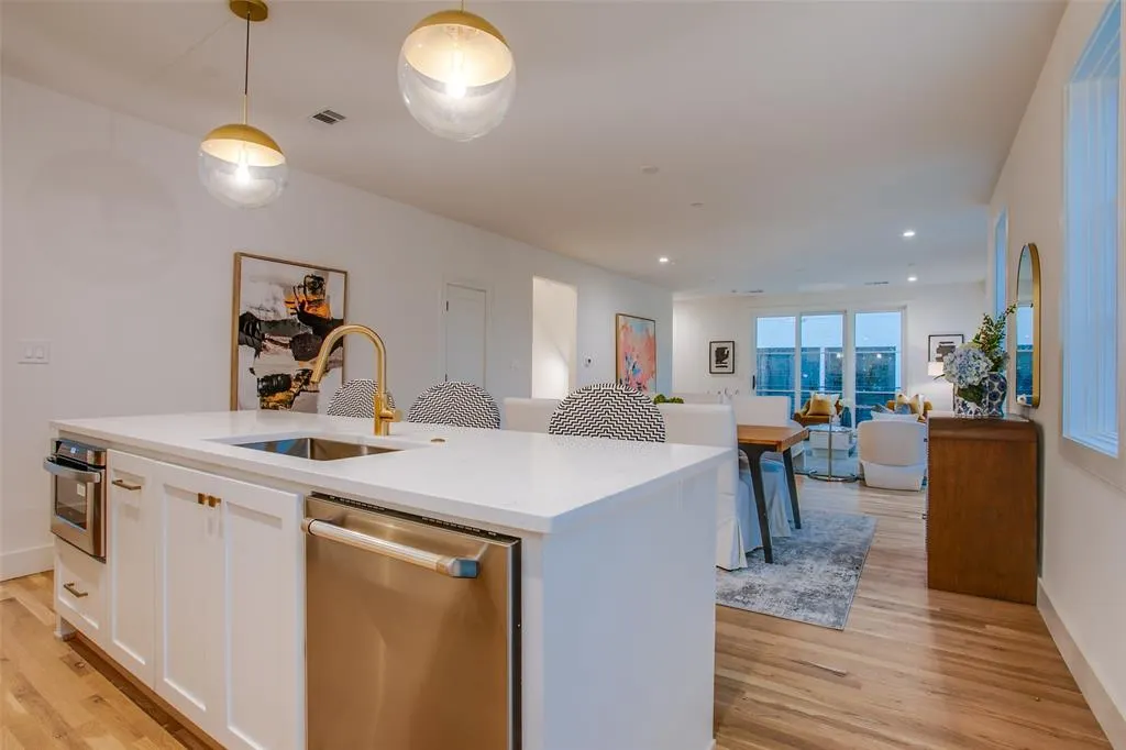 7207 Gaston Avenue, #905