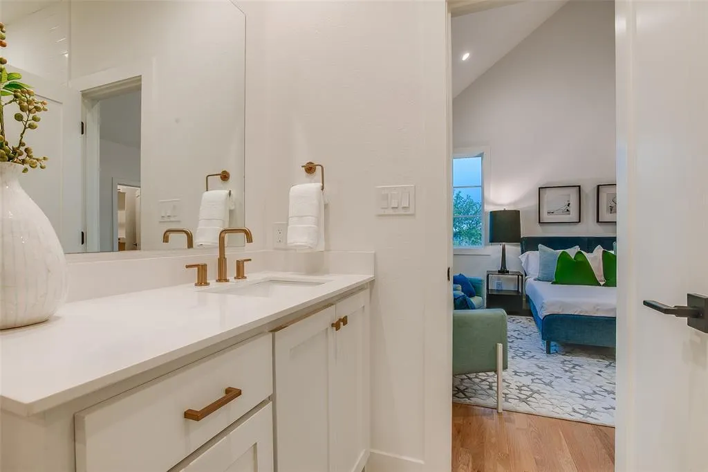 7207 Gaston Avenue, #905