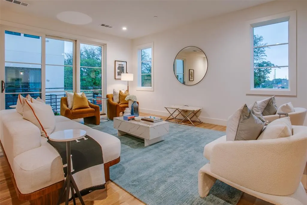 7207 Gaston Avenue, #905