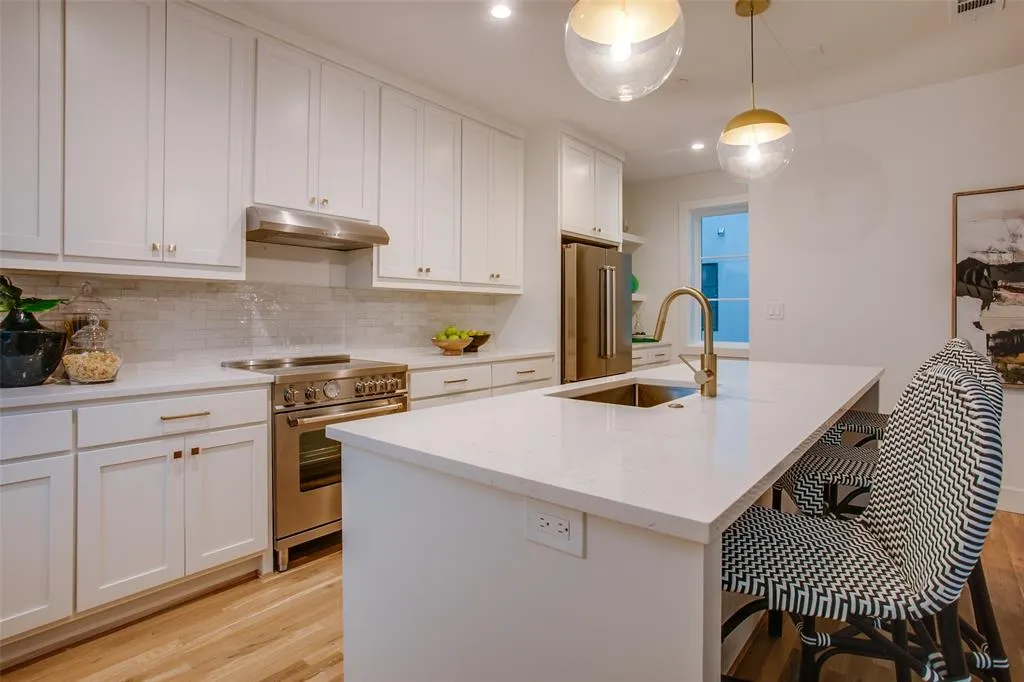 7207 Gaston Avenue, #905