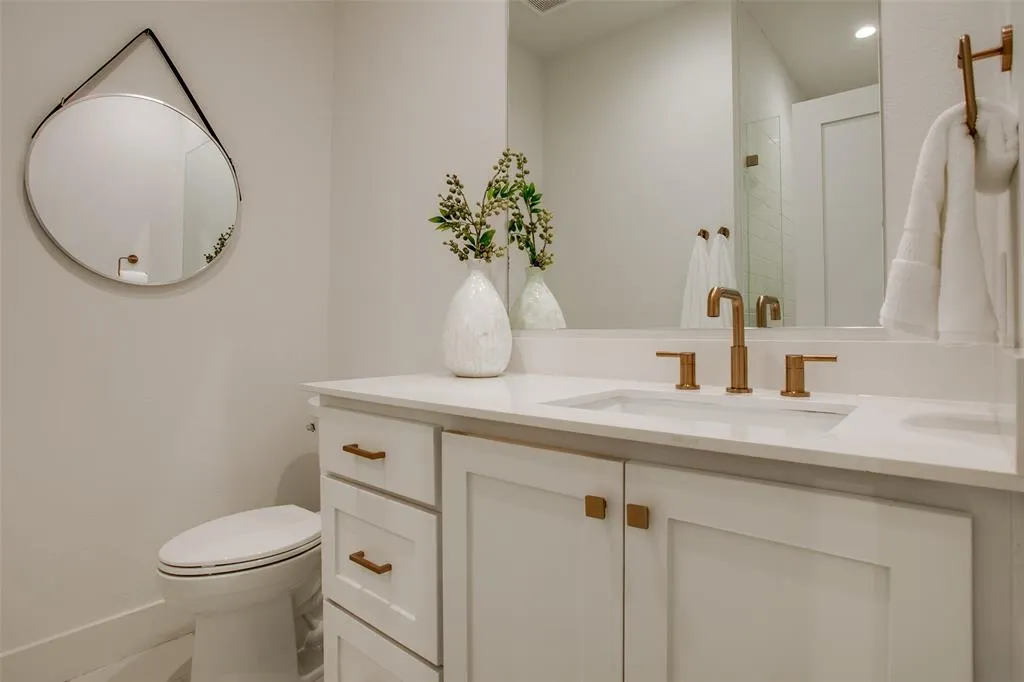 7207 Gaston Avenue, #905