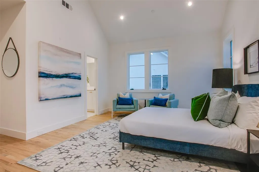 7207 Gaston Avenue, #905