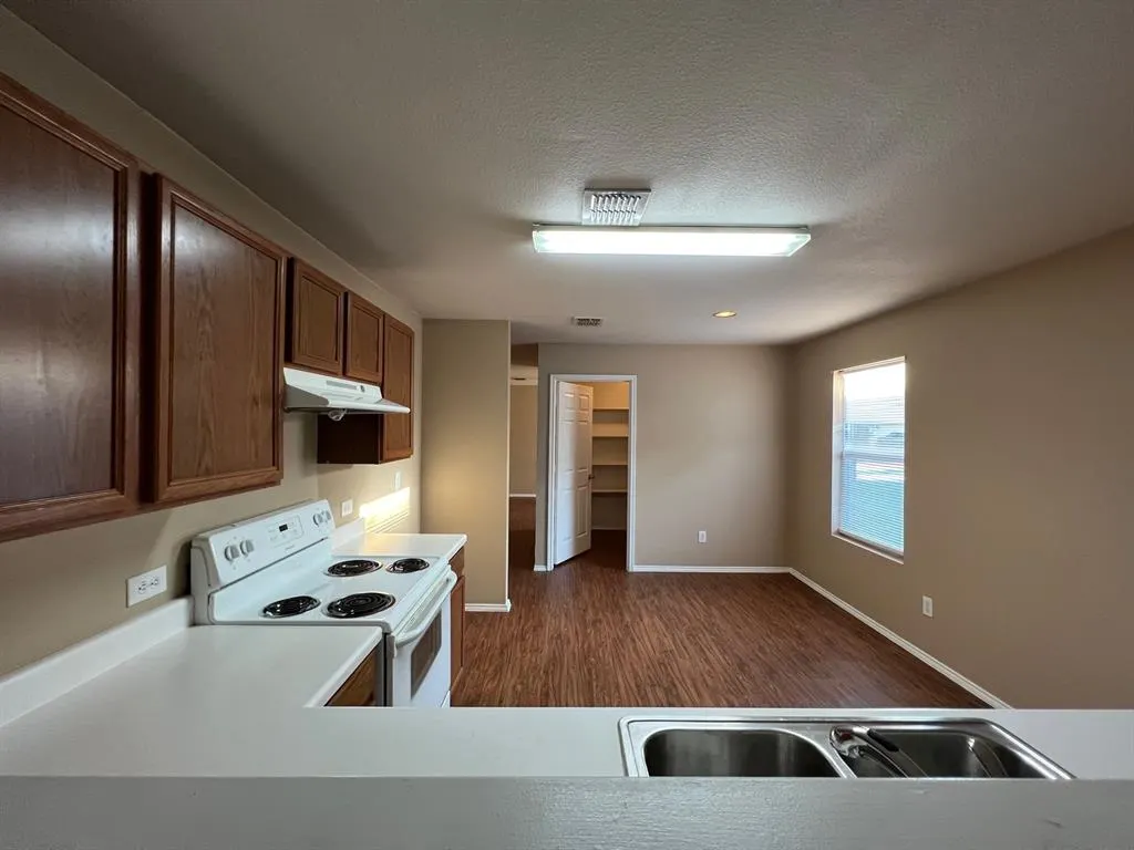 1512 Breeze Lane