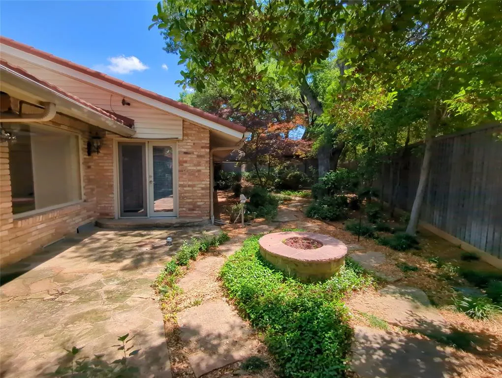 9115 Boedeker Circle