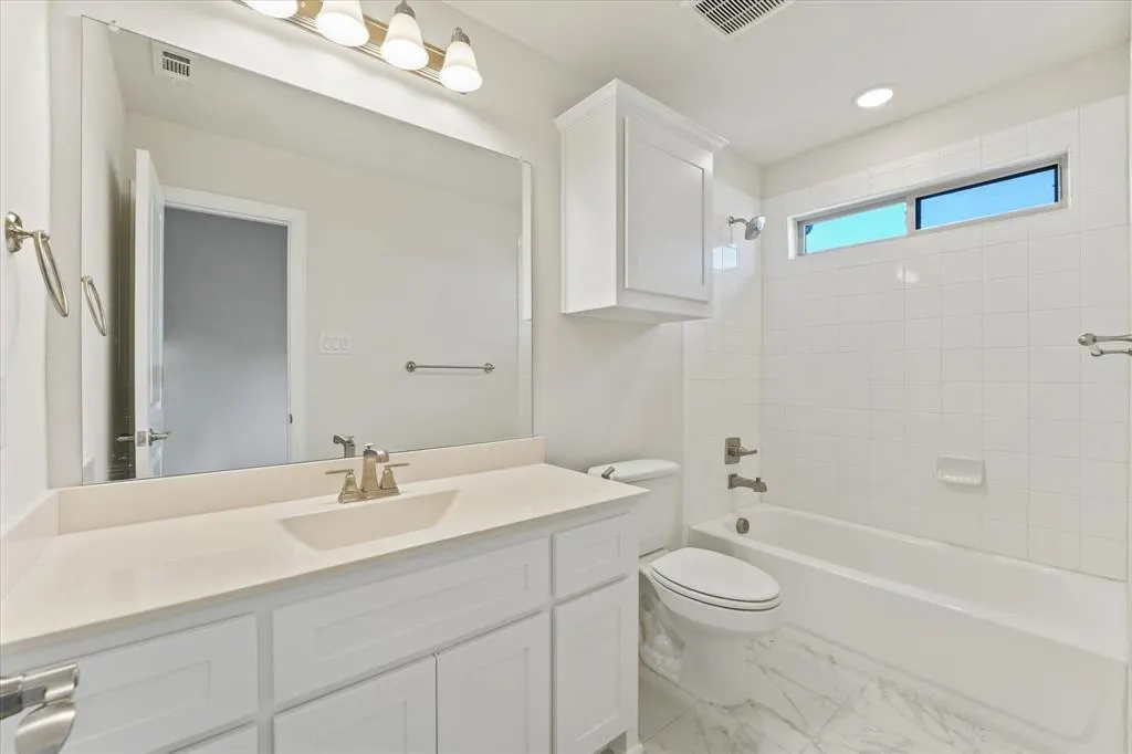 3009 Lakeshore Drive