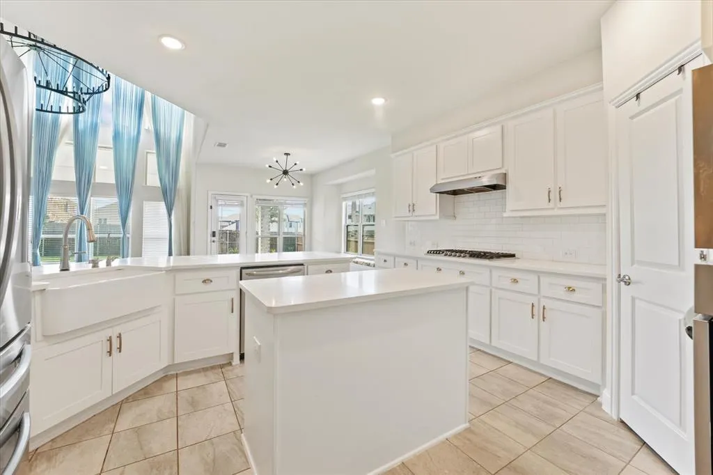 3009 Lakeshore Drive