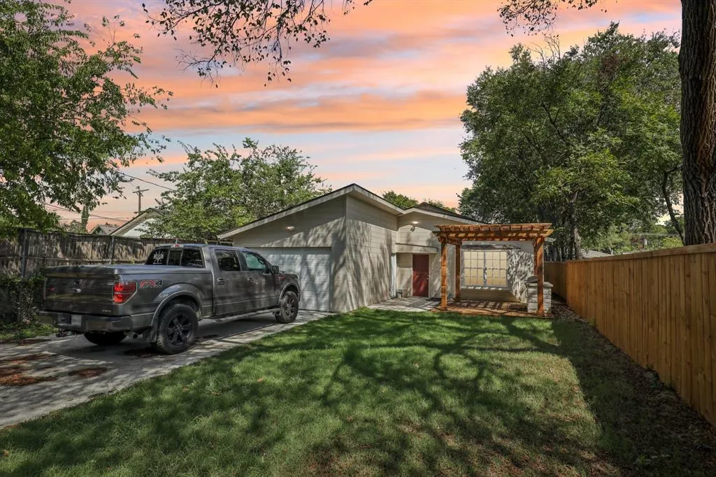 1107 S Waverly Drive